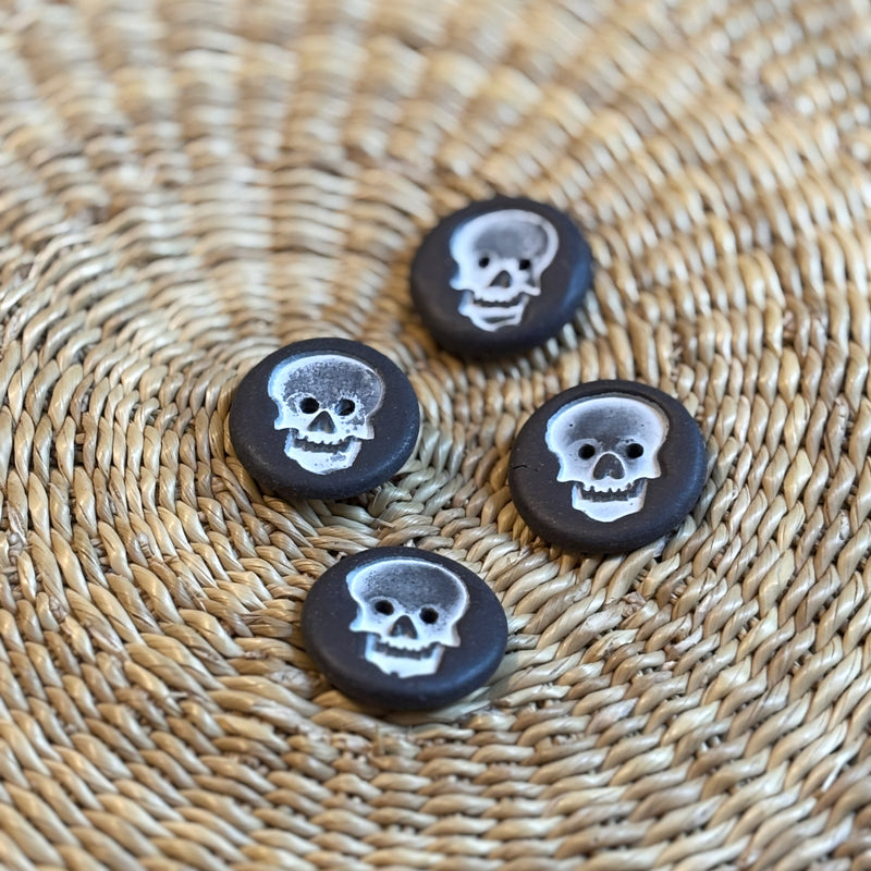 Mud Buttons: Black Skull Buttons